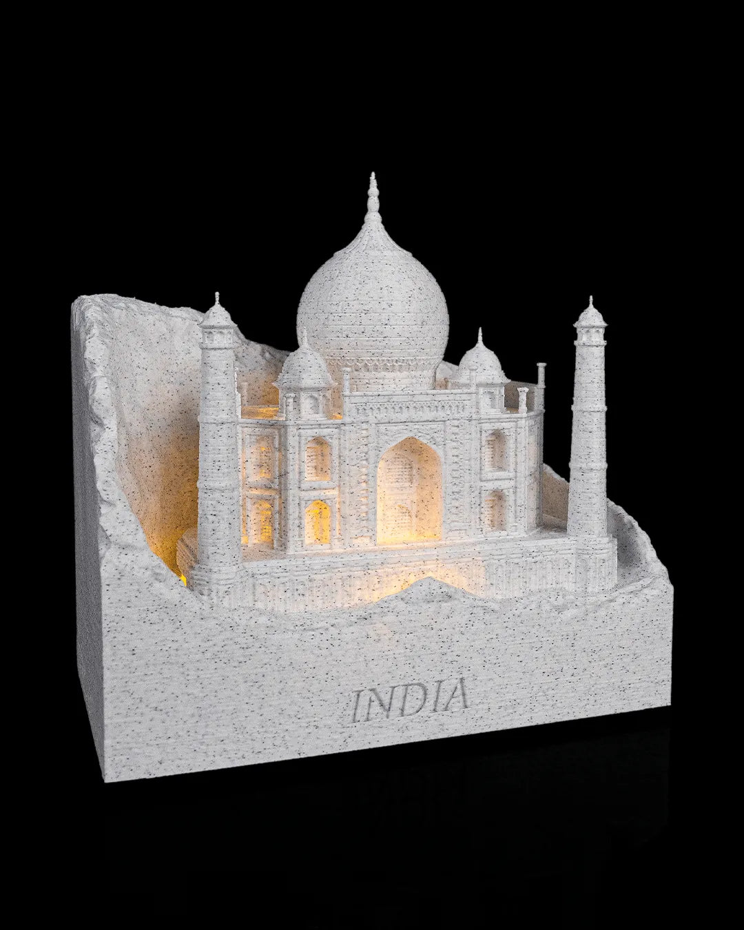 Wereldmonument met verlichting